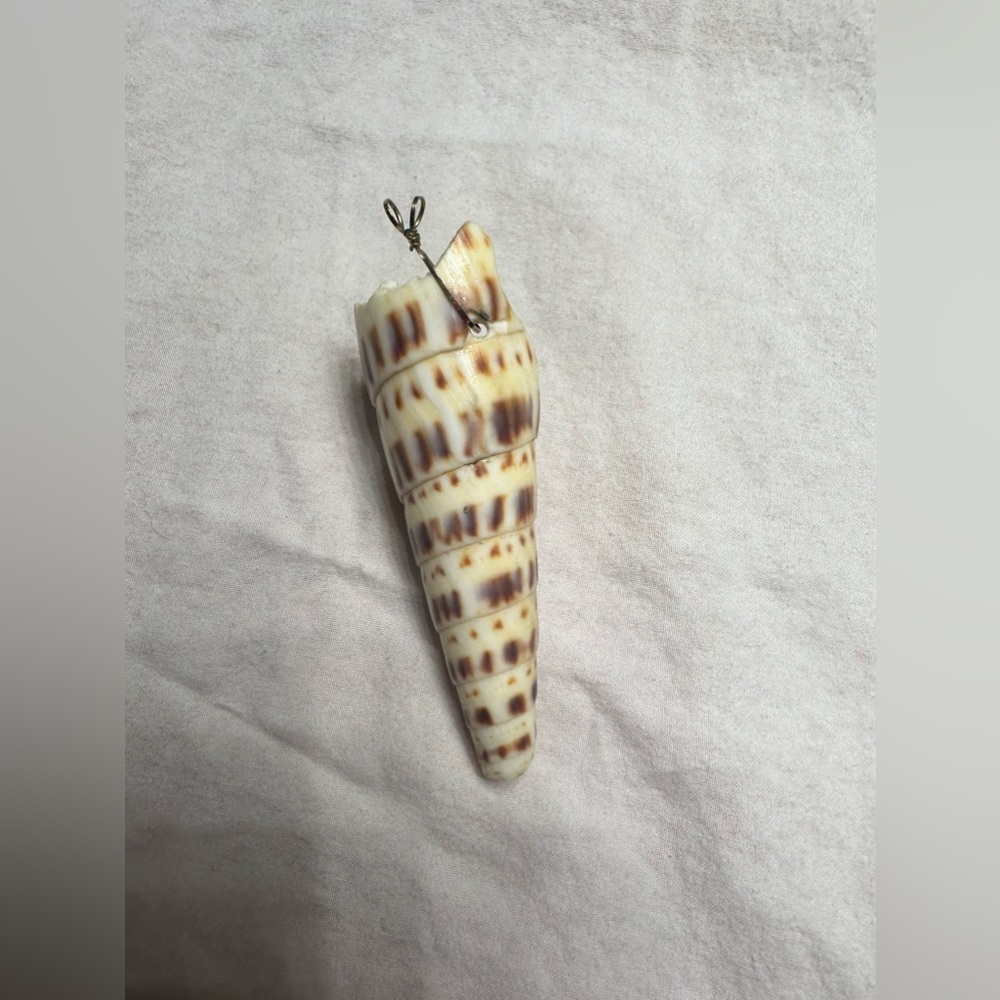Hawaiian shell pendant strong!